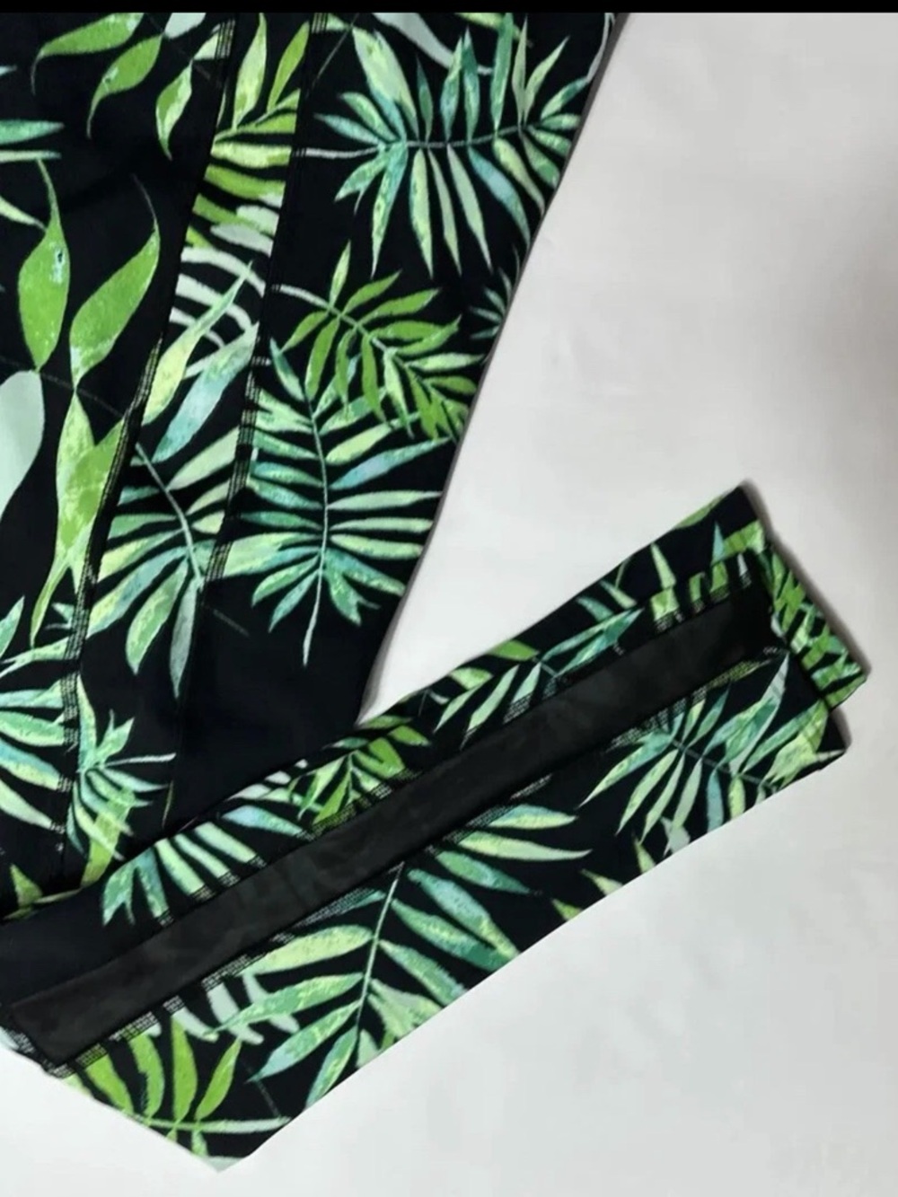 Women’s Tropical Leaf Print Leggings - Black & Green